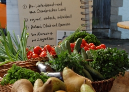 Obst- und Gemüsekorb mit regionalen Produkten, Birnen, Gurken, Tomaten und Kräutern