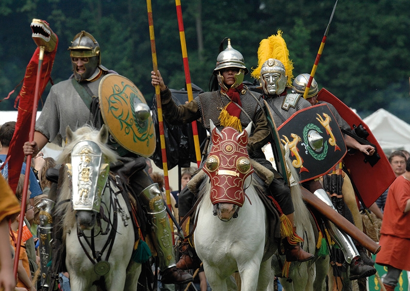 Römer in der VarusRegion reiten in voller Kampfmontur auf den Beobachter zu
