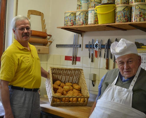 Bäckerei Huge in Bad Essen-Wimmer, Bäcker präsentieren frische Brötchen