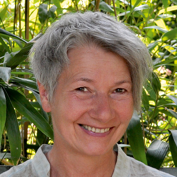 Portrait der Yogalehrerin Karen Scholz