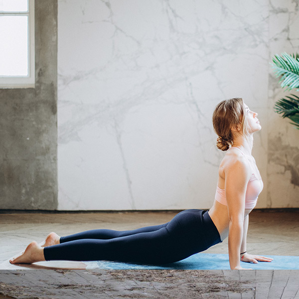 Eine Frau bei eine Yogaübung für den Rücken