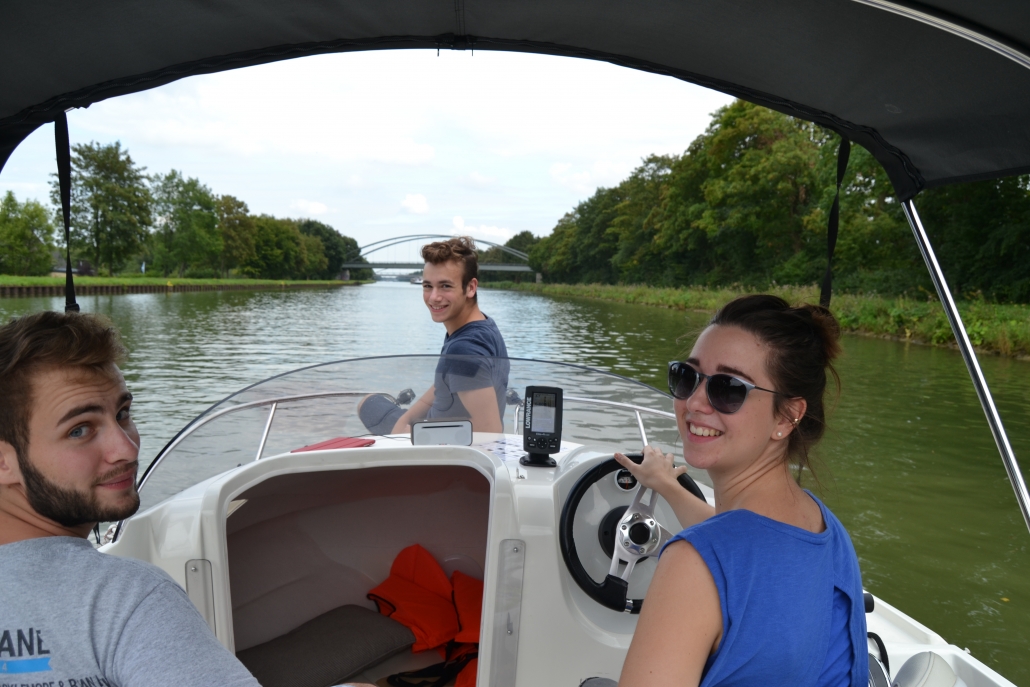Gemeinsam Motorboot fahren an der Marina Bad Essen