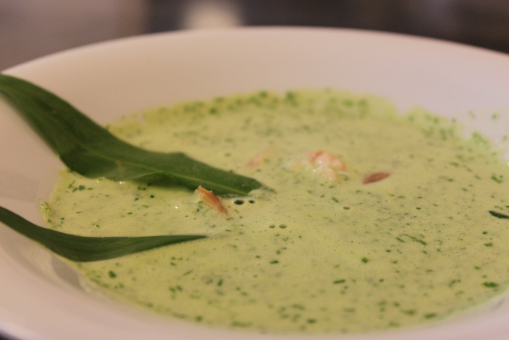 Grüne Suppe mit zwei Blättern Bärlauch