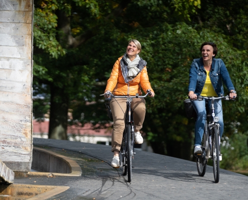 zwei Frauen fahren Fahrrad