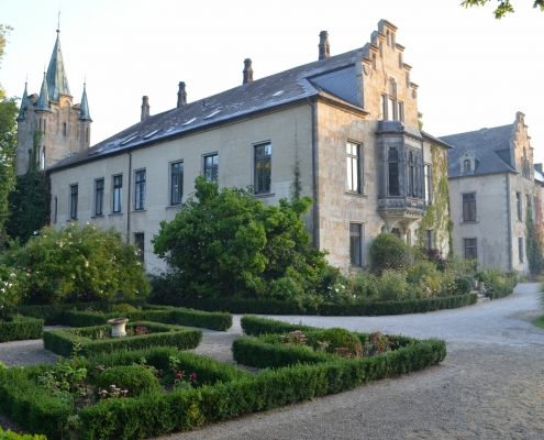 Garten mit Schloss im Hintergrund